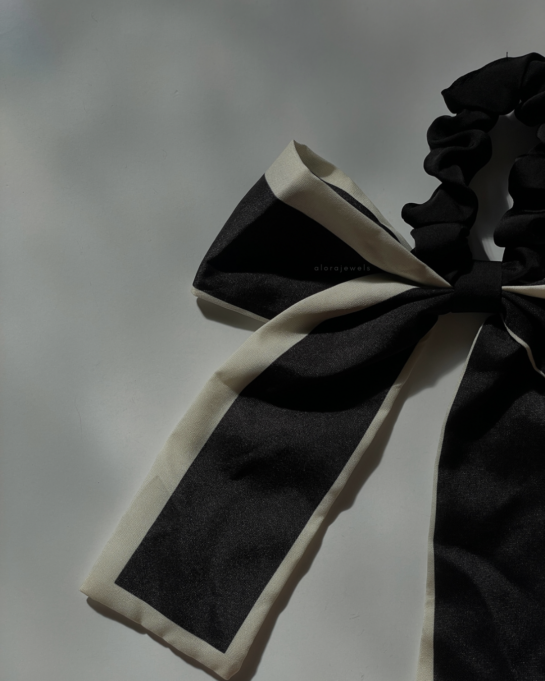 Moderne hair tie bow